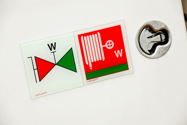 Simboli_IMO_plexiglass_2 Cartelli IMO in plexiglass installati su yacht — materiali conformi alla normativa marittima