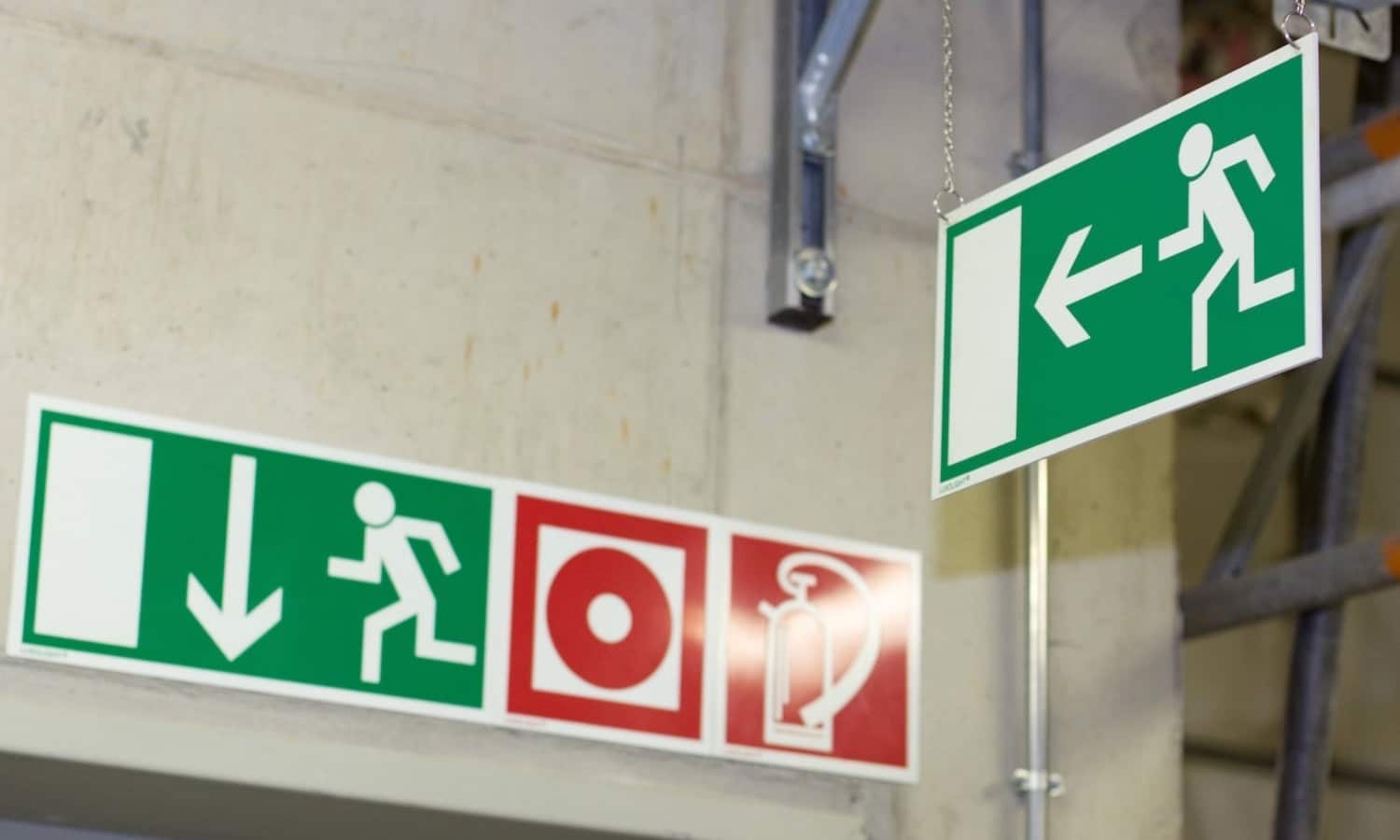 Cartelli di esodo e antincendio ISO 7010 installati in un reparto produttivo